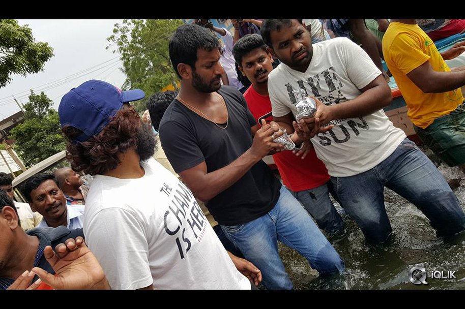 Celebs-at-Chennai-Flood-Relief-Activities